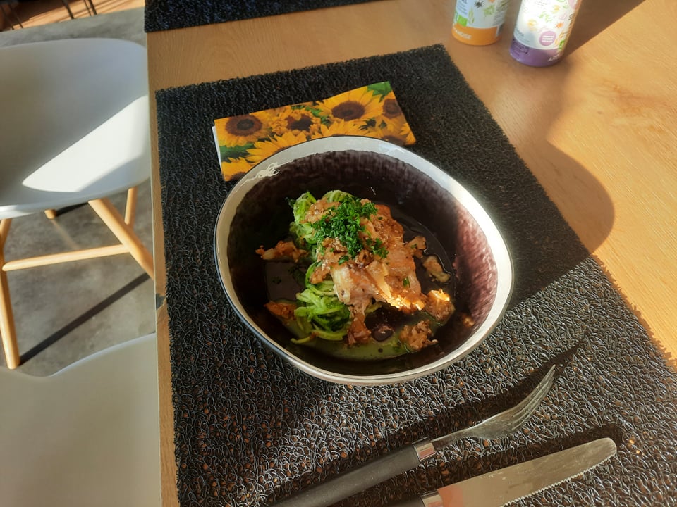 Saumon glacé aux graines de sésame, spaghettis de courgettes au pesto - 4 personnes