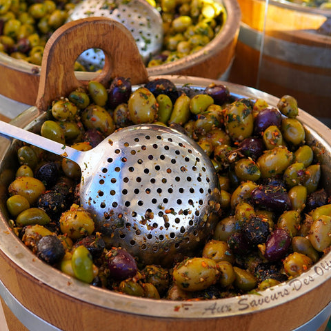 Olives vertes et noires aux herbes par 100g ( 2,20 €/100g )